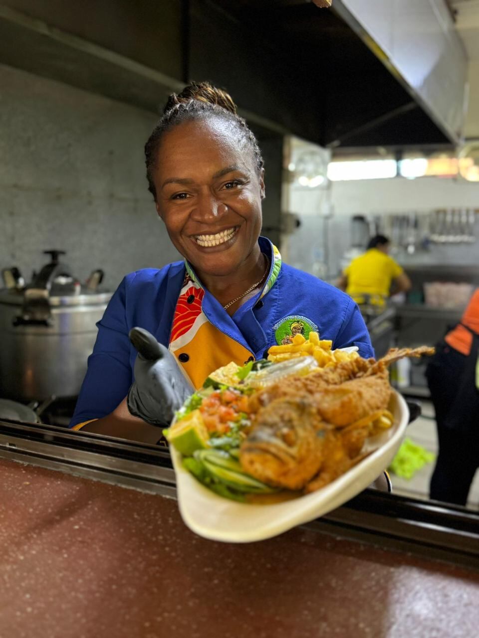 En San Joaquín de Flores, Heredia, hay un plato que está causando sensación y dejando a todo el mundo con la boca abierta. Se trata del Chifriraice, una delicia nacida en Comidas Caribeñas Doña Mildred’s, el restaurante de Mildred Ivonne Blackwood Belgrave y su familia.