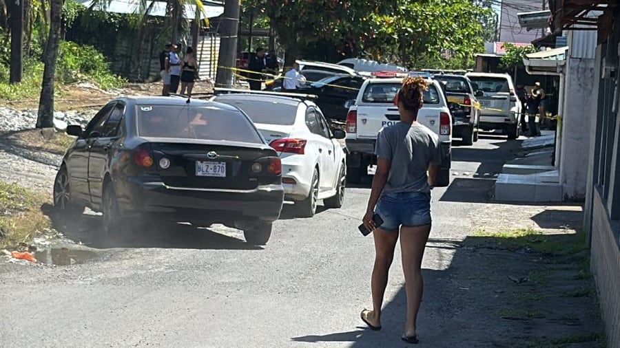 Un homicidio se registró la mañana de este sábado 14 de marzo en el centro de Limón, luego de que un hombre fuera atacado a balazos. Foto: Cortesía para La Teja