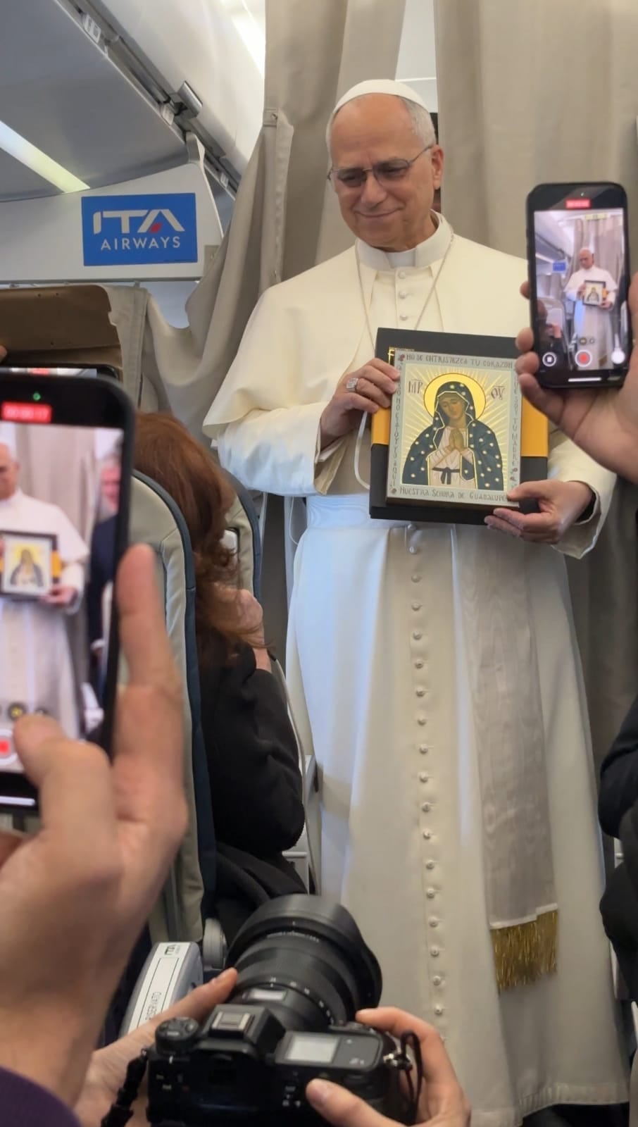 Jovel Eduardo Álvarez Solís, el pasado jueves 27 de noviembre, se convirtió en el primer periodista costarricense que vuela en un avión papal, lo hizo junto al papa León XIV.