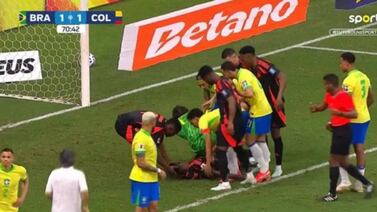 Jugador de Colombia perdió el conocimiento por fuerte choque en partido contra Brasil