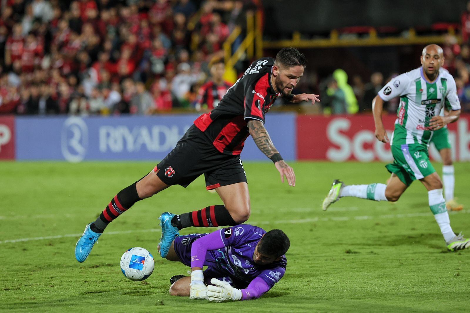 30/10/2024/ Juego entre Liga Deportiva Alajuelense vs Antigua durante  la Central American Cup en el estadio Alejandro Morera Soto.