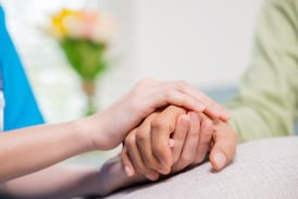 Médico le dijo que era una simple inflamación, pero era cáncer: joven de 23 años lucha por su vida