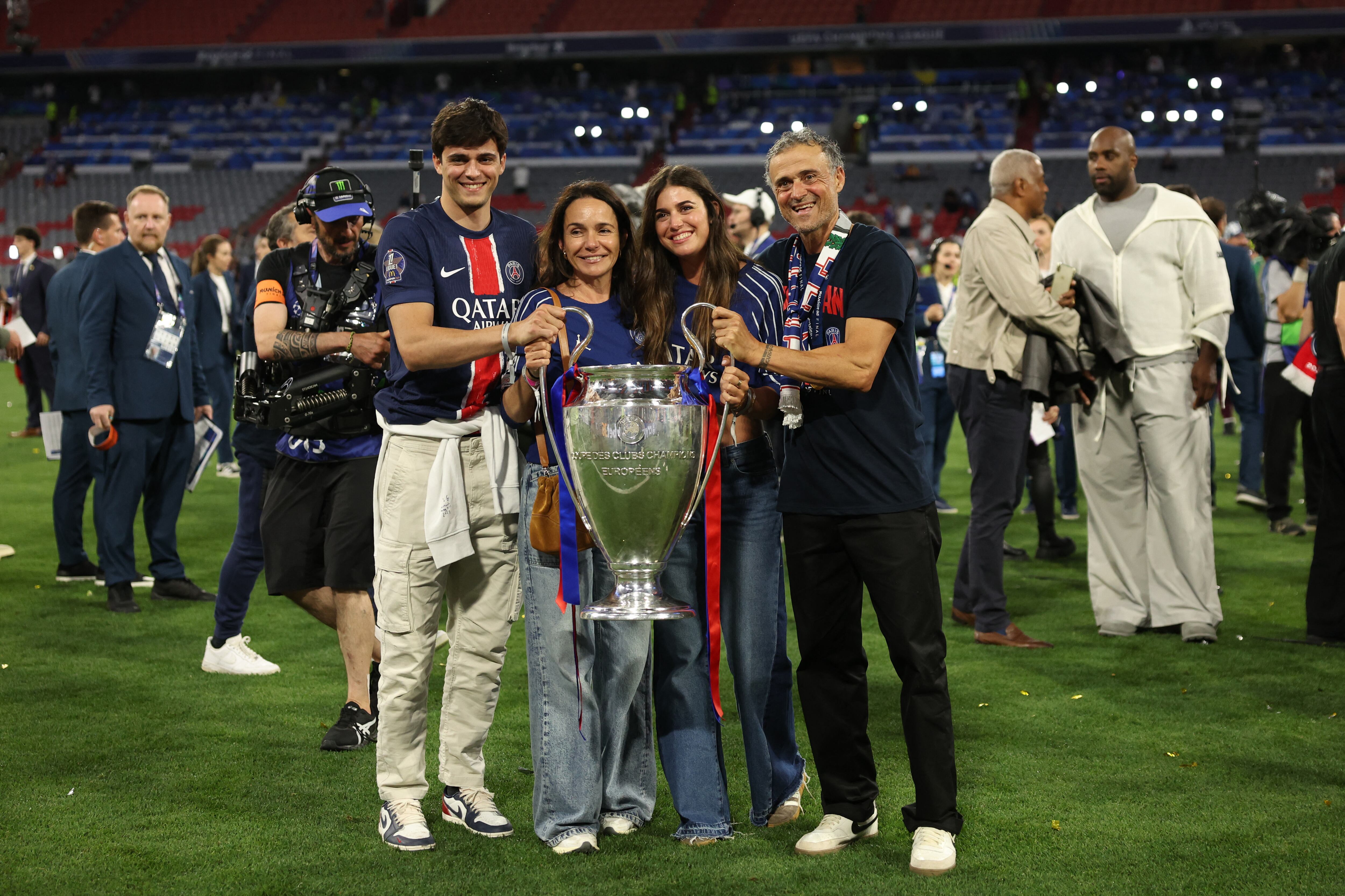 Luis Enrique junto a sus hijos Pacho y Sira y su esposa Elena. AFP.