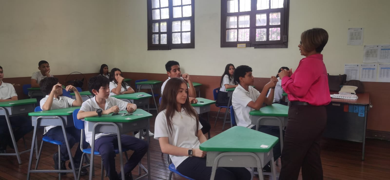 Más de 76 mil estudiantes de sexto año de Primaria, de 3 738 centros educativos, aplicarán la Prueba Nacional Estandarizada 2024 a partir de este martes 15 hasta el 18 de octubre. La viceministra acompañó, junto con el director de Gestión y Evaluación de la Calidad, Álvaro Artavia Medrano, el inicio de la aplicación de la prueba en la Escuela Juan Rafael Mora Porras, en Paseo Colón, Dirección Regional de San José Oeste, donde la realizaron 181 estudiantes.