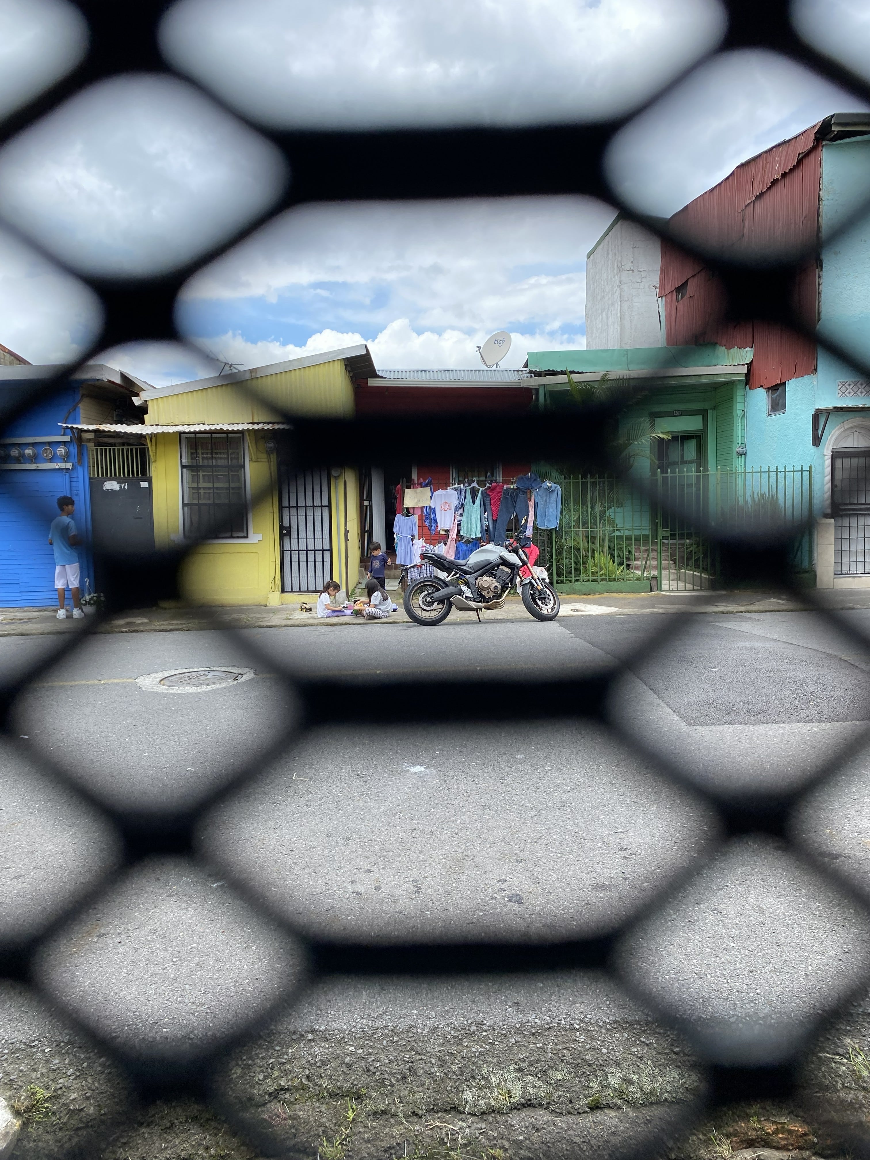 La escritora Karina Salguero y el fotógrafo Claudio Corrales retratan en un libro (“Barrio Luján. Una cartografía imaginada”) la vida cotidiana, la identidad y la resistencia de uno de los barrios más tradicionales de la capital costarricense.