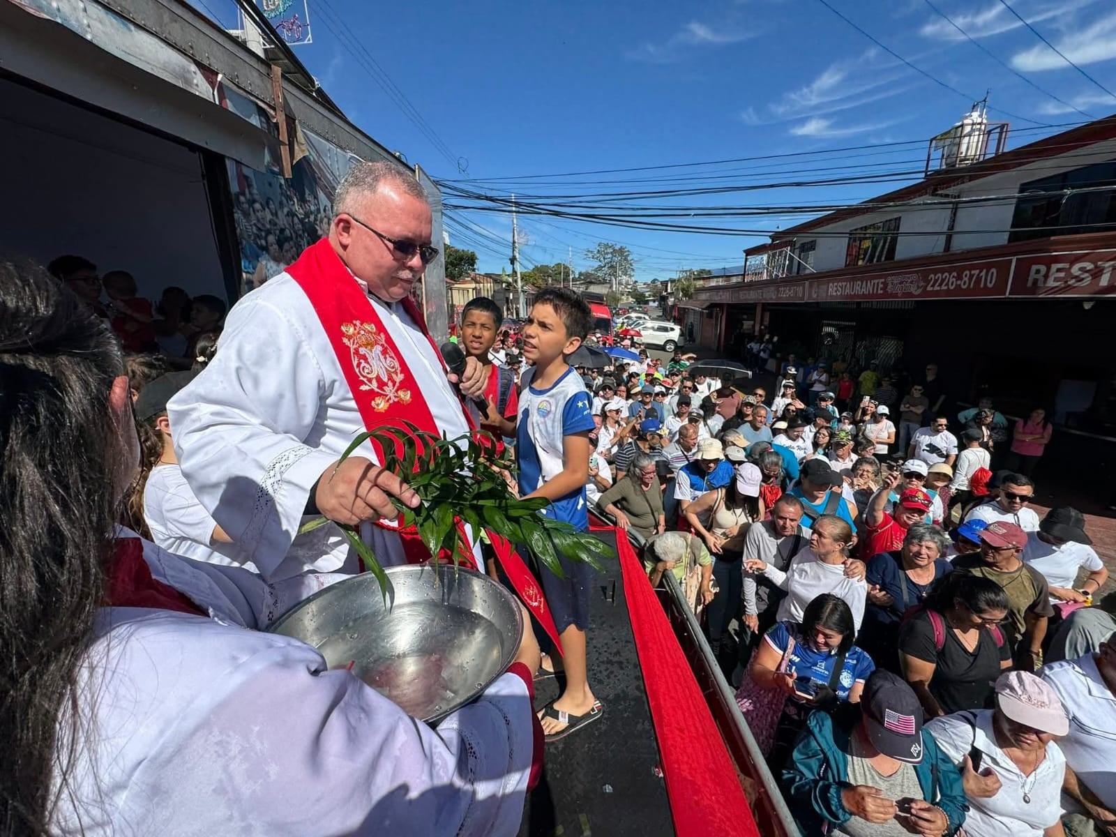 Peregrinación del Santo Cristo de Esquipulas de la Catedral al Santuario Nacional, en Alajuelita