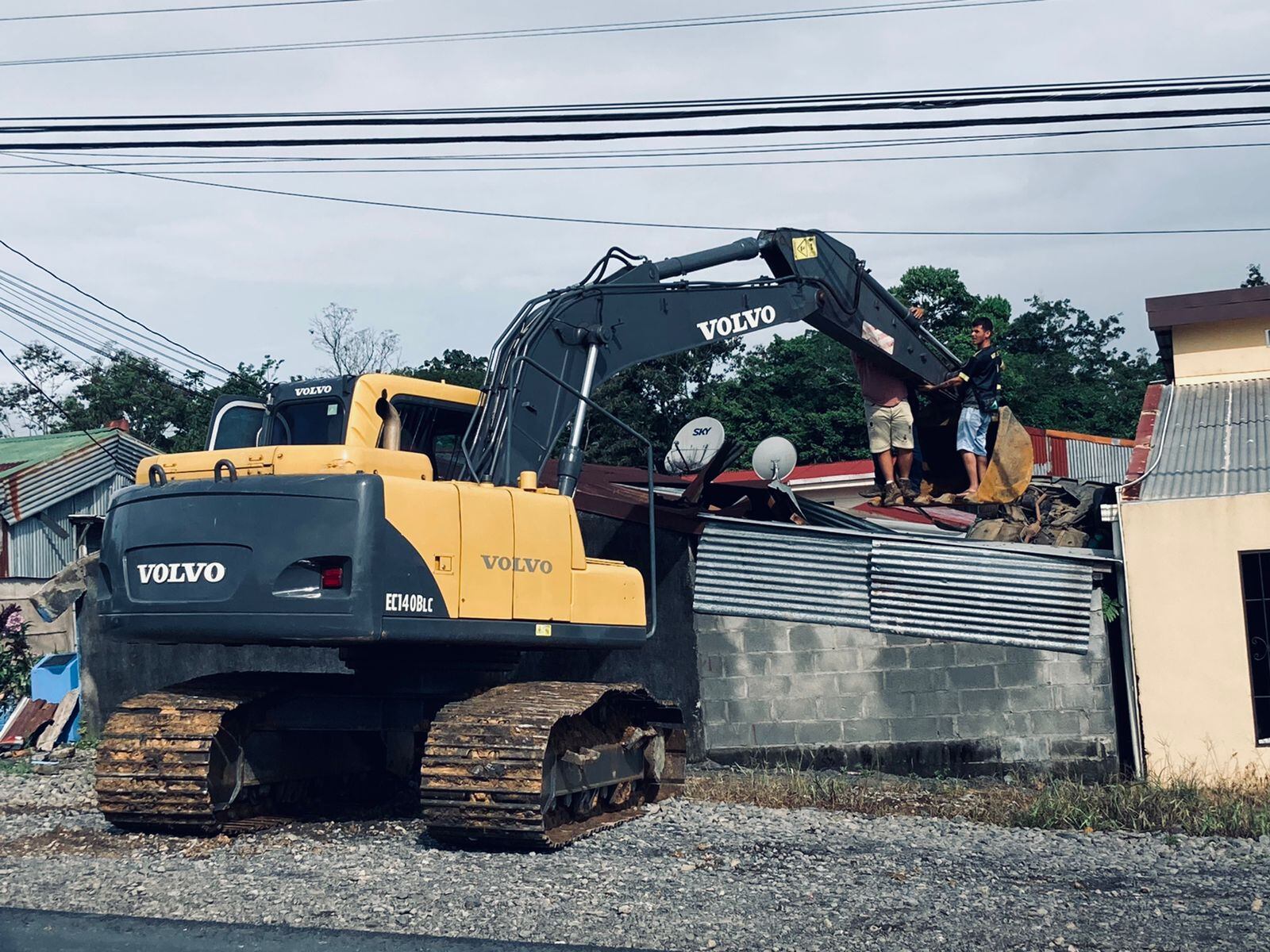 Carro cae encima de casa en Aguas Zarcas de San Carlos. Foto Edgar Chinchilla.