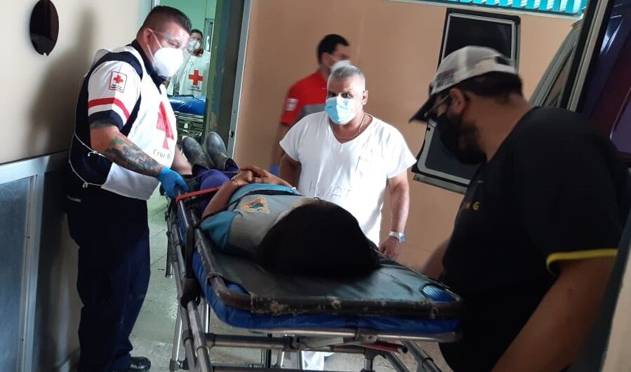 Una mujer fallecida y 10 heridos en vuelco de carro en Grano de Oro de Turrialba. Foto Keyna Calderón.