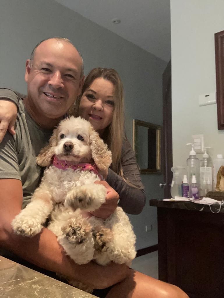 Hellen Aguilar y su hermana gemela, Evelyn, hace 20 años adoptaron a Panda, una perrita Cocker Spaniel de 9 años. En la foto, doña Hellen junto a su esposo, Fernando Hernández y Panda.