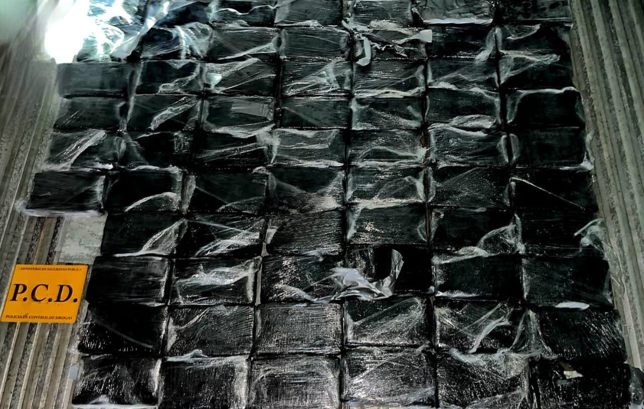 La PCD decomisó 66 paquetes con cocaína. Foto MSP.