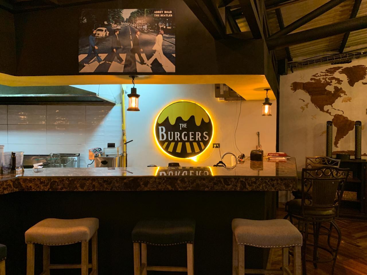 El emprendimiento de hamburguesas de cuatro pulseadores ticos se quemó totalmente el año pasado en un incendio. A pesar de que tuvieron que renunciar al sueño del negocito, pronto se levantaron y volvieron a emprender