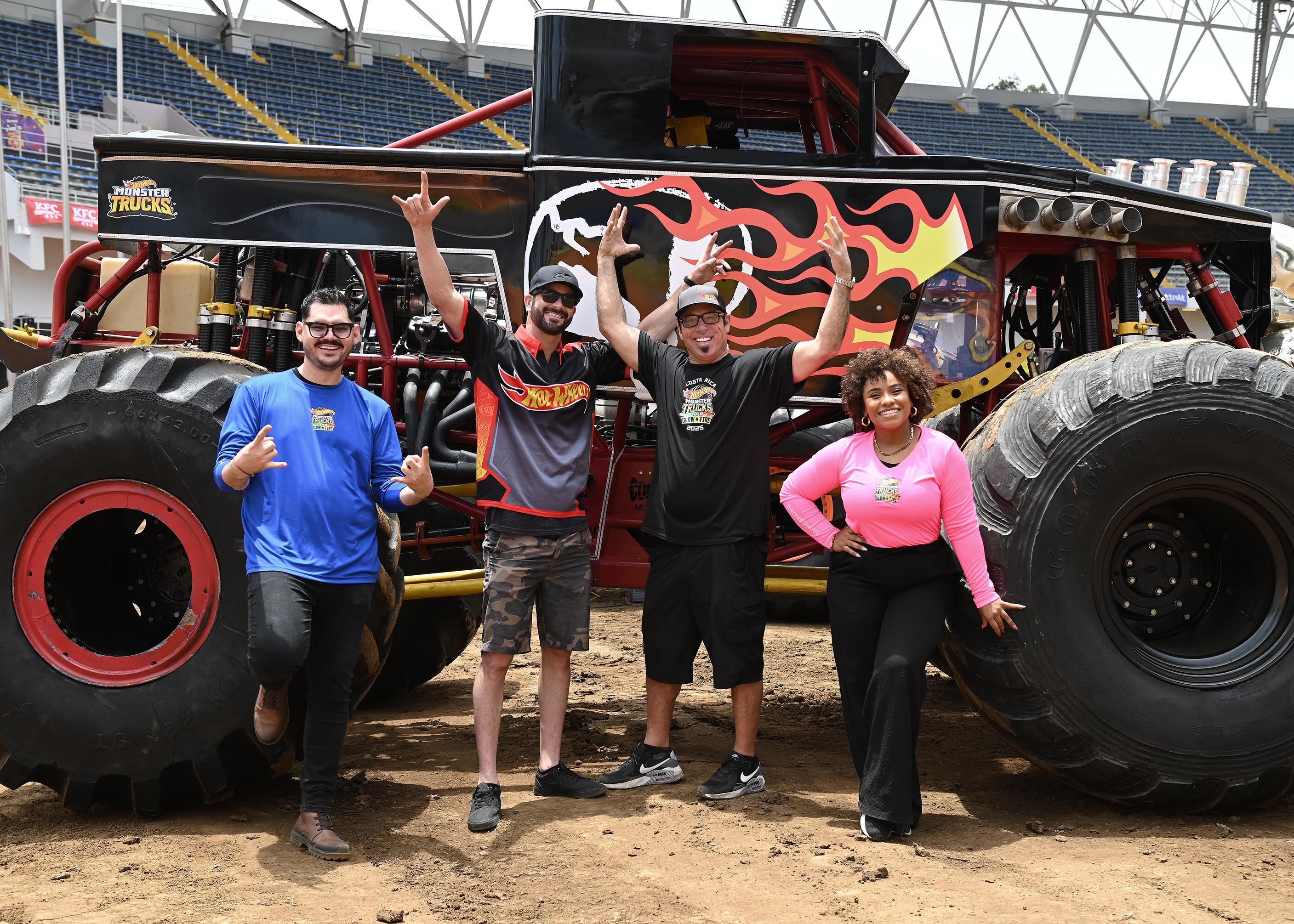 25 de abril del 2025. Estadio Nacional, La Sabana. 10:00 hrs. Preparativos para el show HotWheels Monster Trucks Glow and Fire en la gramilla del Estadio Nacional. Maquinaria pesada realiza movimientos de tierra creando las rampas que los pilotos de monster trucks usarán durante los diferentes shows que ofreceran los días viernes, sábado y domingo de abril.  En la foto: Algunos pilotos fueron entrevistados y se documentaron detalles de los vehículos y de los trabajos que realiza la maquinaria pesada. El Danny CR posa para la foto. Foto: Albert Marín. para la Teja.