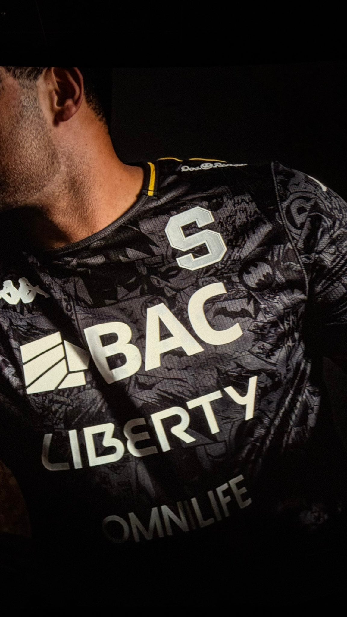 Saprissa lanzó su tercer uniforme. Fotos tomadas de TD Más.