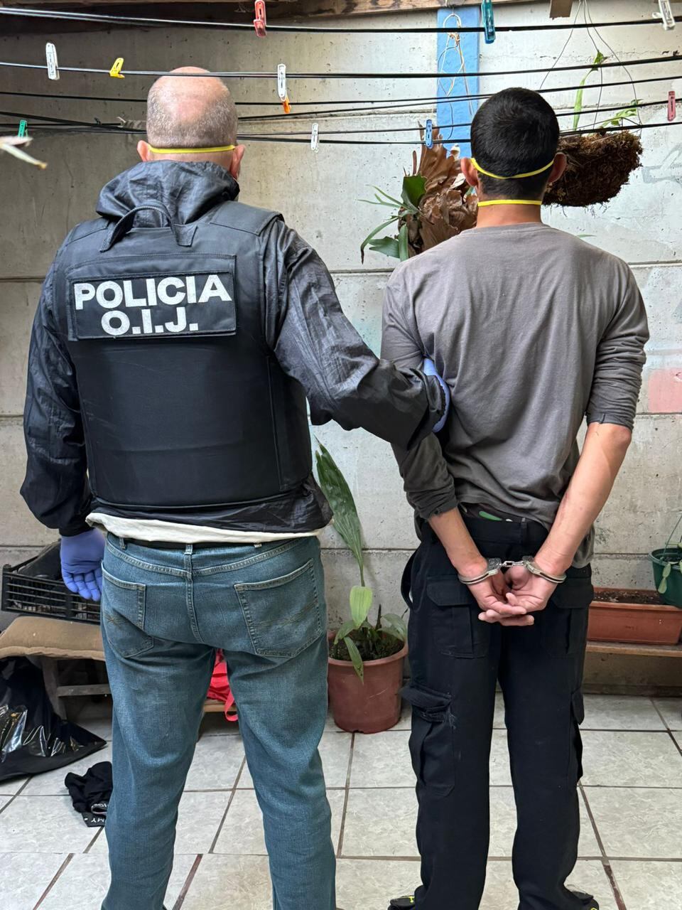 A un hombre de apellido Fletes, de 30 años, lo sacó el OIJ de la casa en la que estaba por ser sospechoso de haber cometido un homicidio. Foto: OIJ