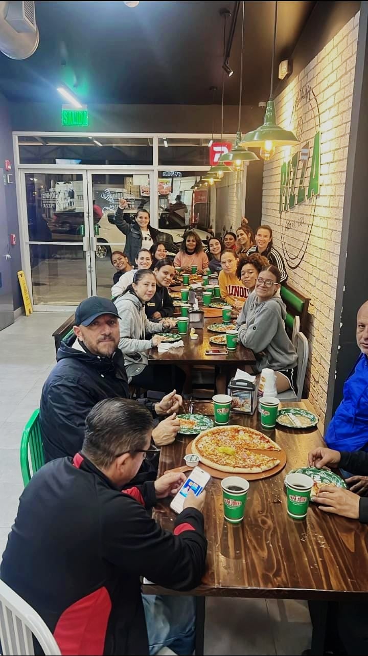 पॉल मायोर्गा म्हणतात की मोराव्हिया टीम तात्याना (पिवळे जाकीट) सोबत पिझ्झा एकत्र खाण्यासाठी भेटली.