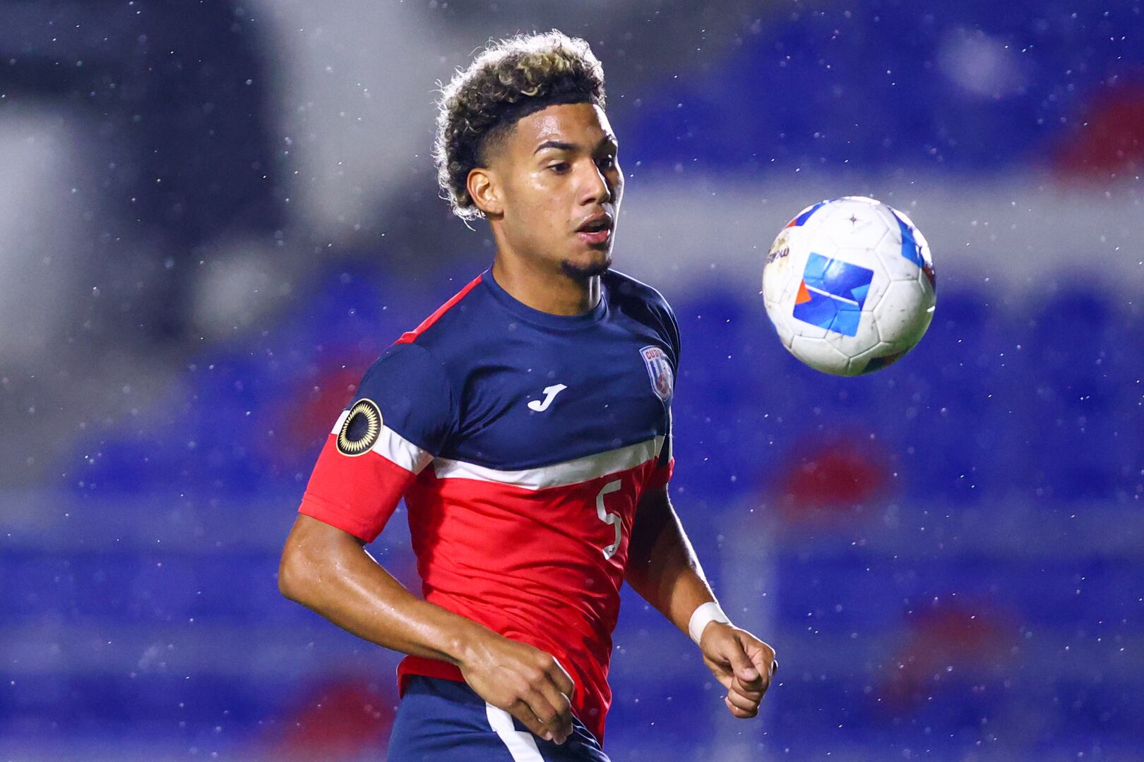 Después de 120 minutos de mucho desgaste entre Cuba y Honduras, la condición física intacta de Karel Pérez fue un punto del que se habló en la transmisión de ESPN. Él es un refuerzo de Liga Deportiva Alajuelense.