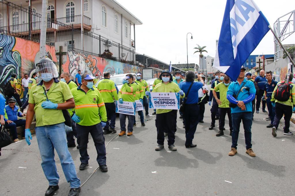 Alcaldes en pelota se manifiestan frente a la Asamblea Legislativa