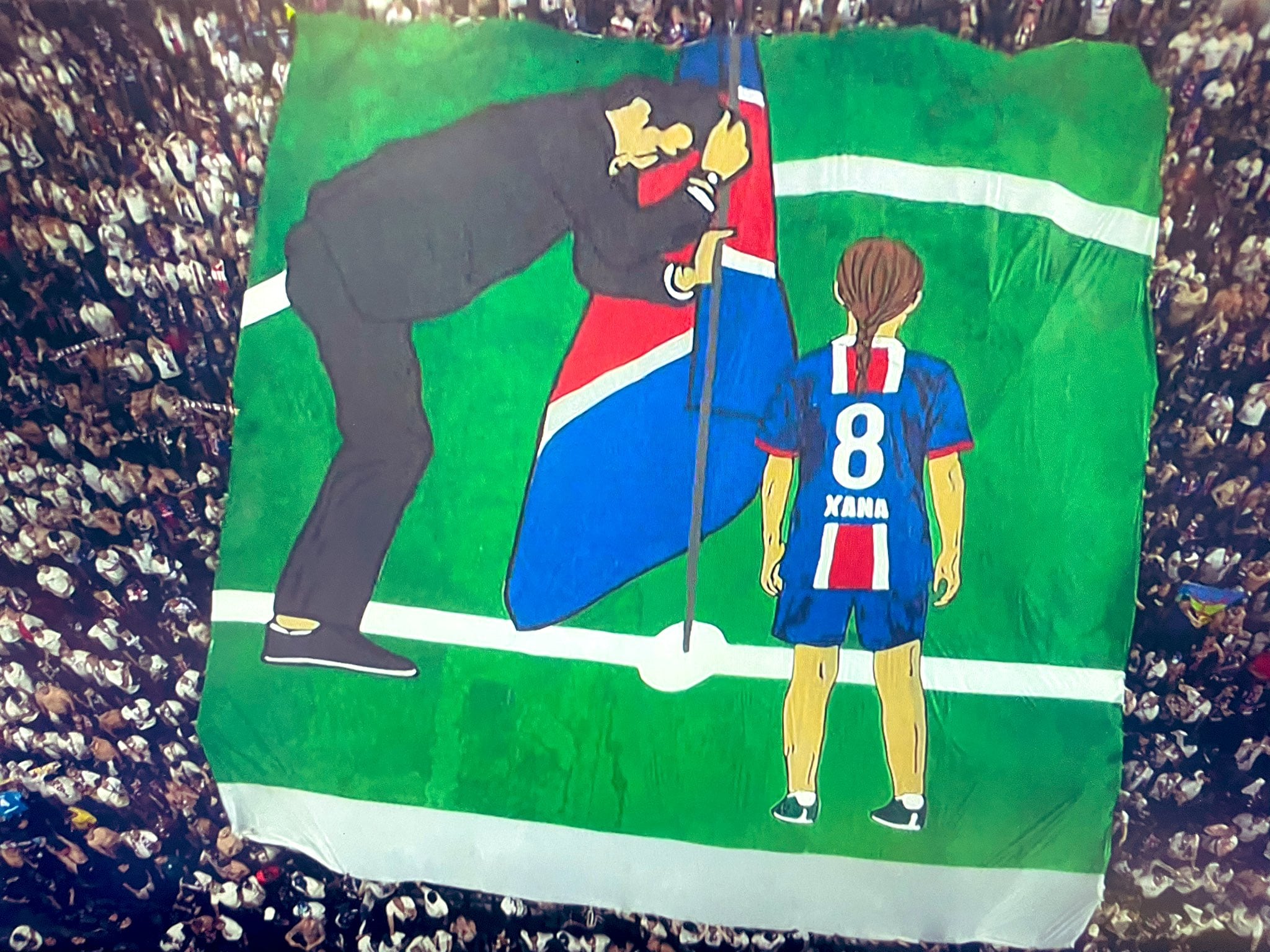 En el Allianz Arena se desplego una bandera en honor a Xana