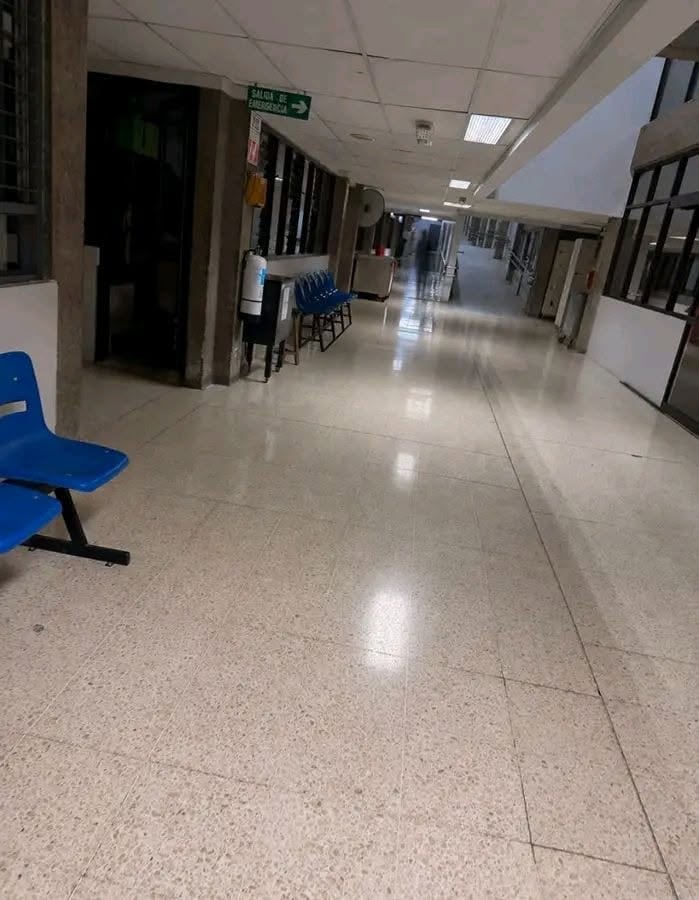Una imagen compartida por Cartago Denuncias muestra una figura oscura al fondo de un pasillo del Hospital Max Peralta.