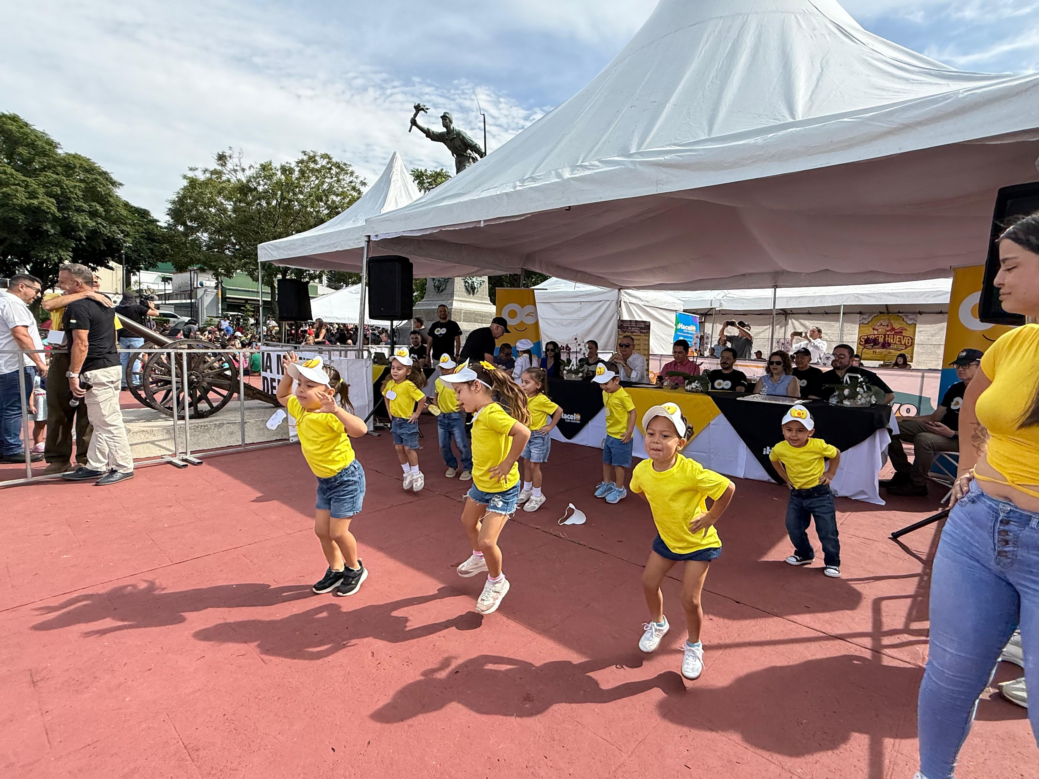 El Día Mundial del Huevo 2026 se celebró el viernes 9 de octubre, de 7:30 a. m. a 11:00 a. m., en el Parque Juan Santamaría, en Alajuela. Se repartieron más de 3.000 desayunos gratuitos, con los huevos como protagonistas.