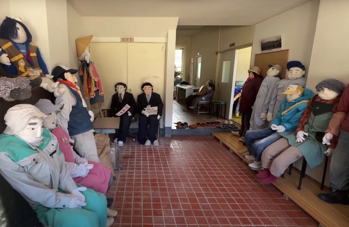 Pueblo fantasma habitado por muñecos de trapo. Foto: Captura de pantalla YouTube Tío Frank / El Tiempo, GDA