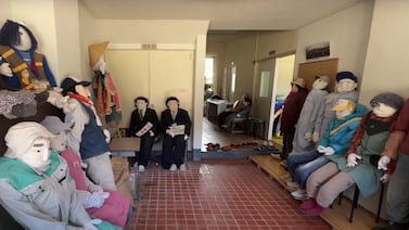 El misterioso pueblo abandonado donde sus habitantes son muñecos de trapo, ¿a qué se debe?