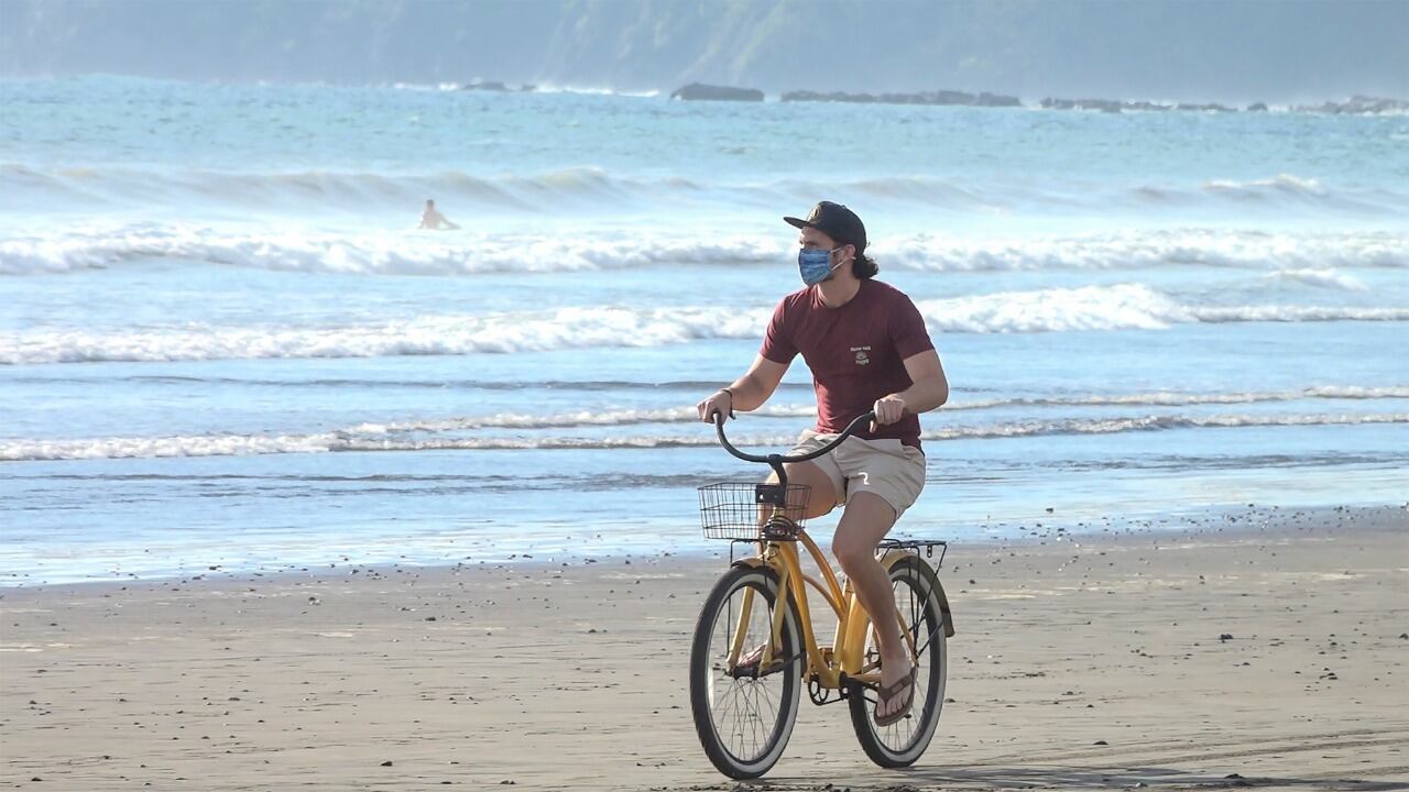 Costa Rica se ha convertido en un destino ideal para extranjeros que escogen trabajar remotamente. El país, dicen, les ofrece un adecuado manejo de la pandemia y la posibilidad de combinar las labores de sus países de residencia con clases de surf, paseos a la montaña y el Pura Vida.