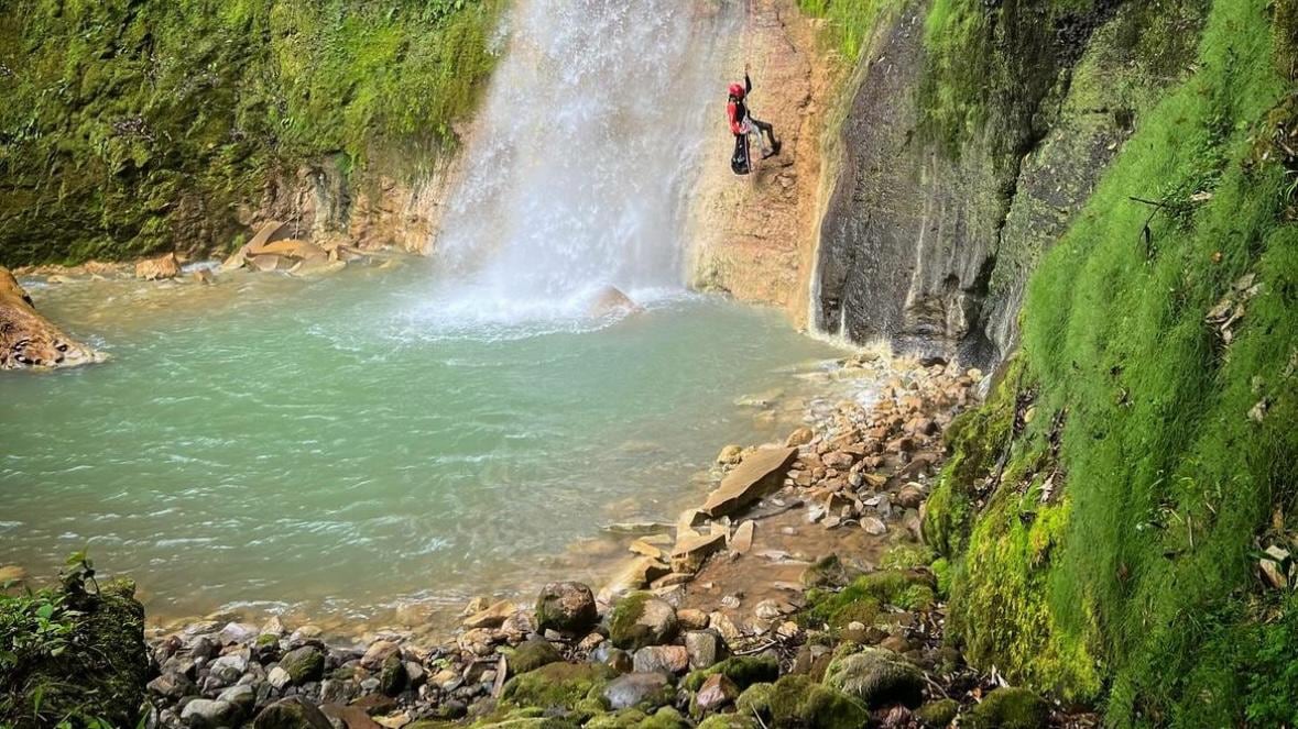Realice canyoning con las medidas de seguridad y el equipo necesario.