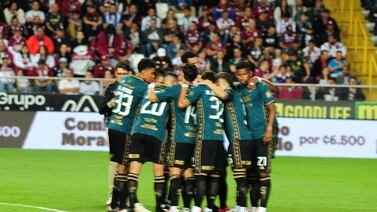 Morados hicieron “vigilia” para pedir el milagro de la clasificación