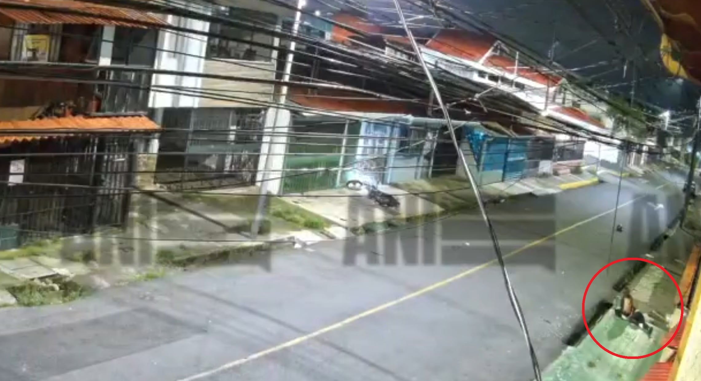 Según lo que muestra el video los hechos ocurrieron fuera de esta casa. Foto ANI.