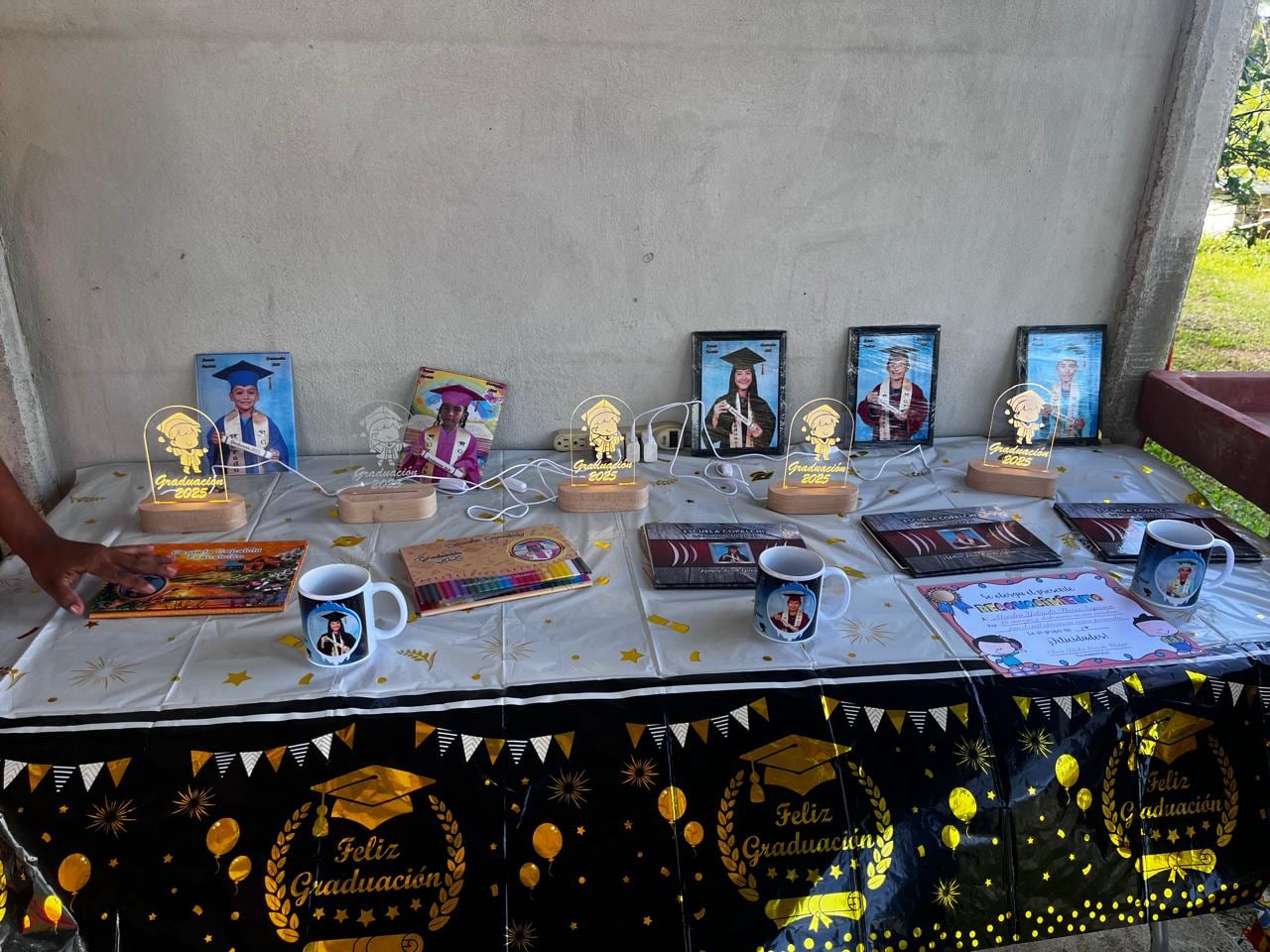 Clara Idalia García camina, cruza el río en panga y sigue en moto para llegar a la escuela de Copalchí, en Sarapiquí, donde enseña a 11 niños de primero a sexto grado
