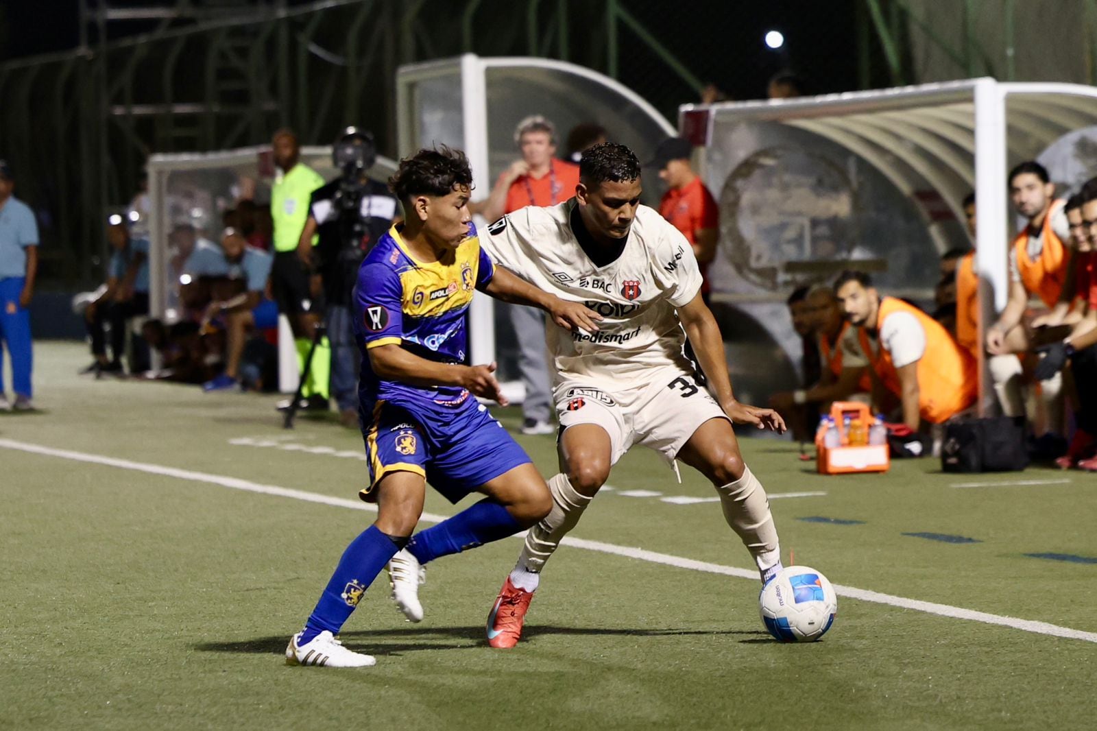 El partido entre Managua FC y Liga Deportiva Alajuelense es duro y complicado en la cancha del Estadio Nacional de Fútbol de Nicaragua.
