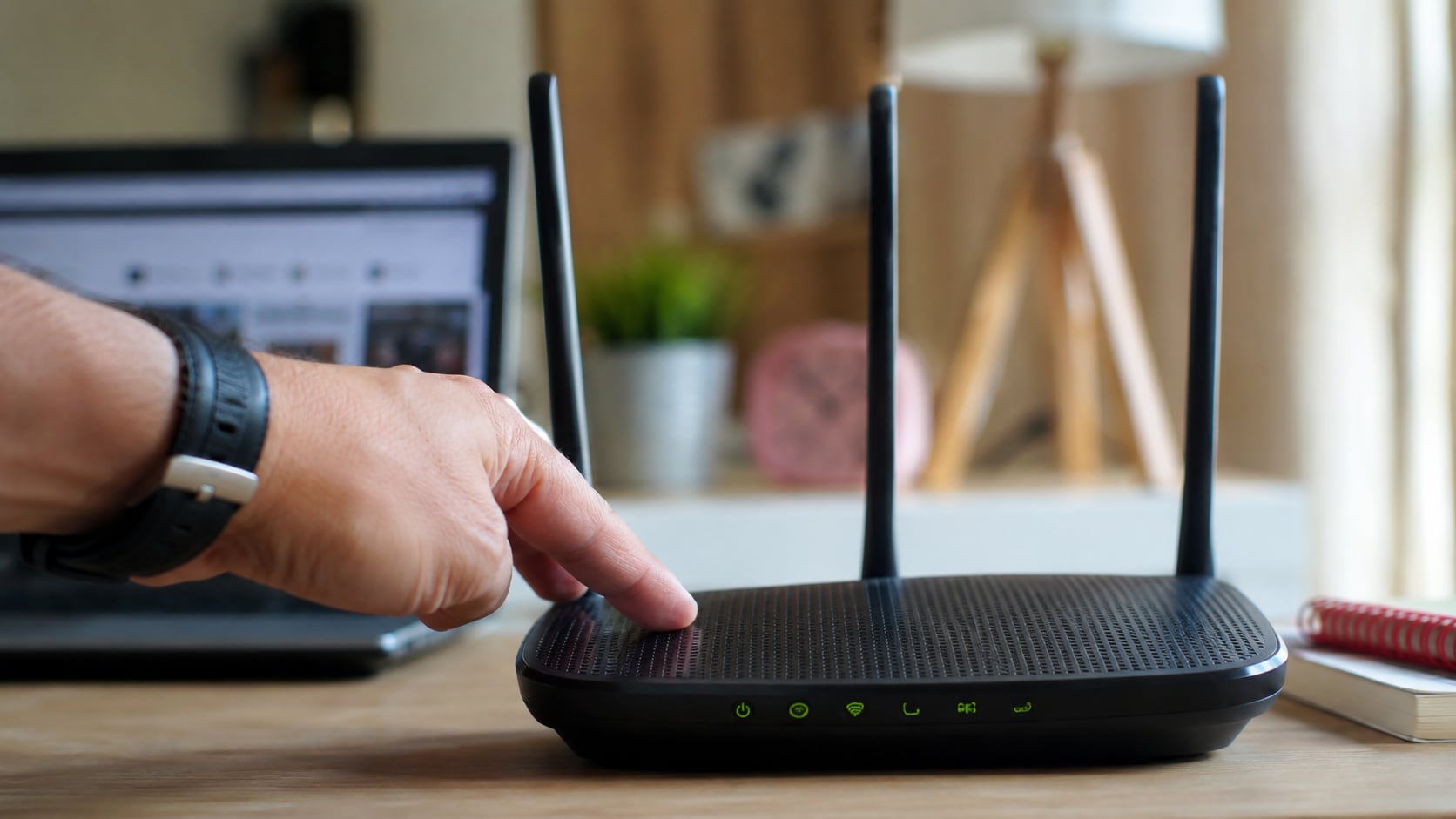 Cambiar la ubicación del router, ajustar la banda de frecuencia o modificar el canal pueden mejorar la conexión inalámbrica.