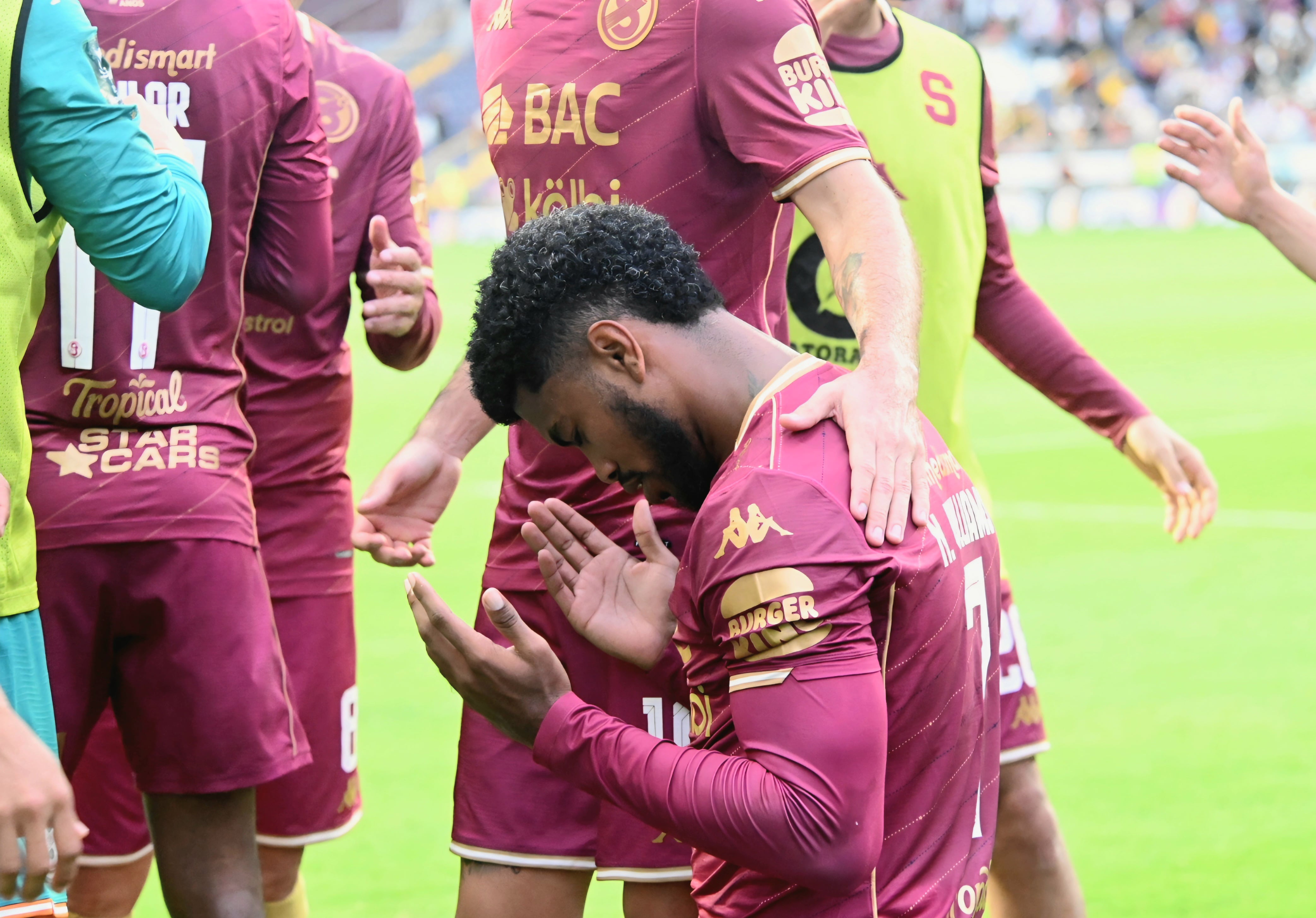 02 de agosto del 2026. Estadio Ricardo Saprissa. 16:00 hrs. El Deportivo Saprissa se enfrenta al San Carlos FC en la jornada 2 del Torneo de Apertura 2026 del Campeonato Nacional de fútbol de la Primera División. En la foto: los técnicos Hernán Medford y Walter Centeno y acciones importantes del juego. Foto: Albert Marin.