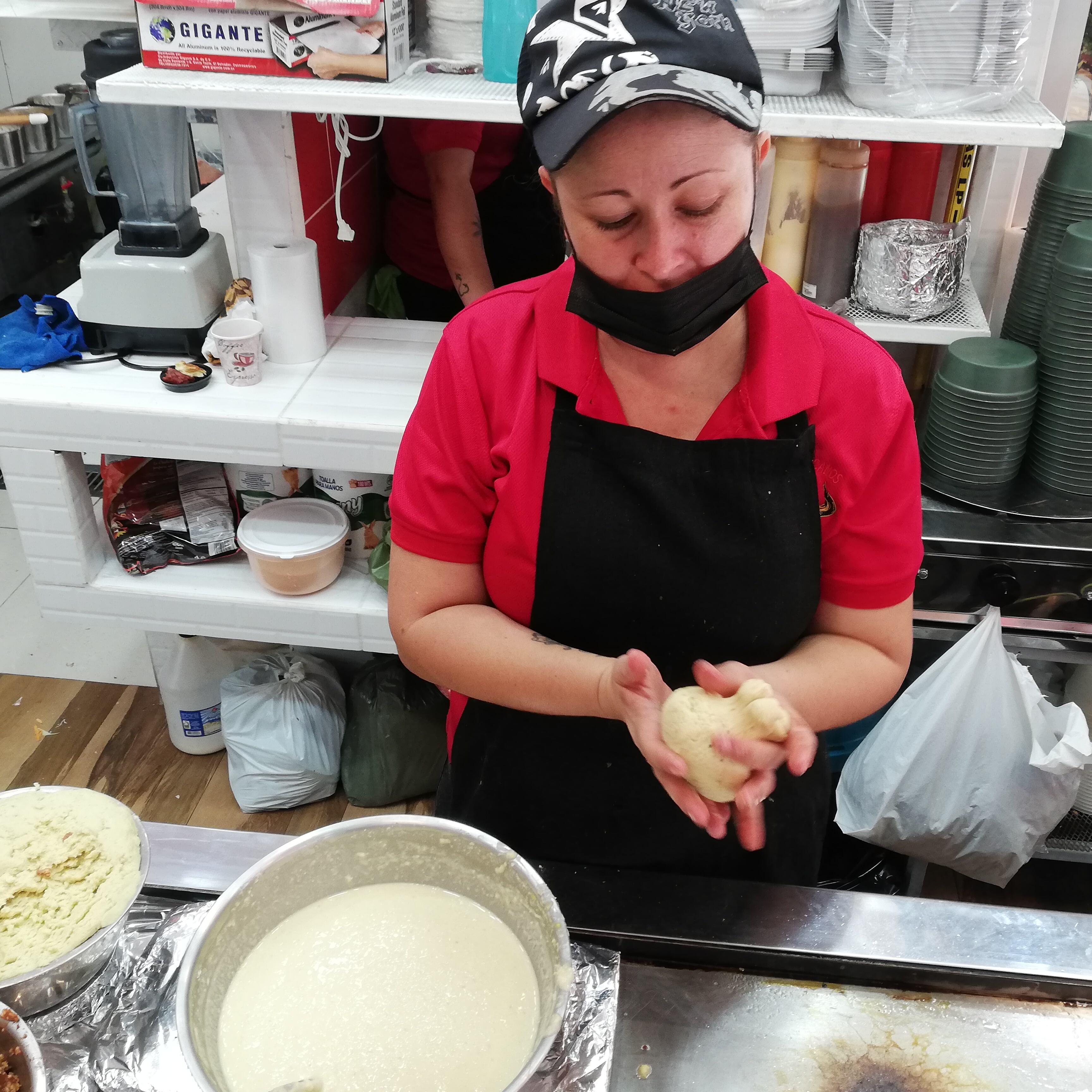 El Chimano de Zapote son cinco locales en San José que a falta de Festejos Populares en Zapote, abrieron para alegría de la gente que los a acogido muy bien. En la foto, doña Katherine Batista hace pupusas.