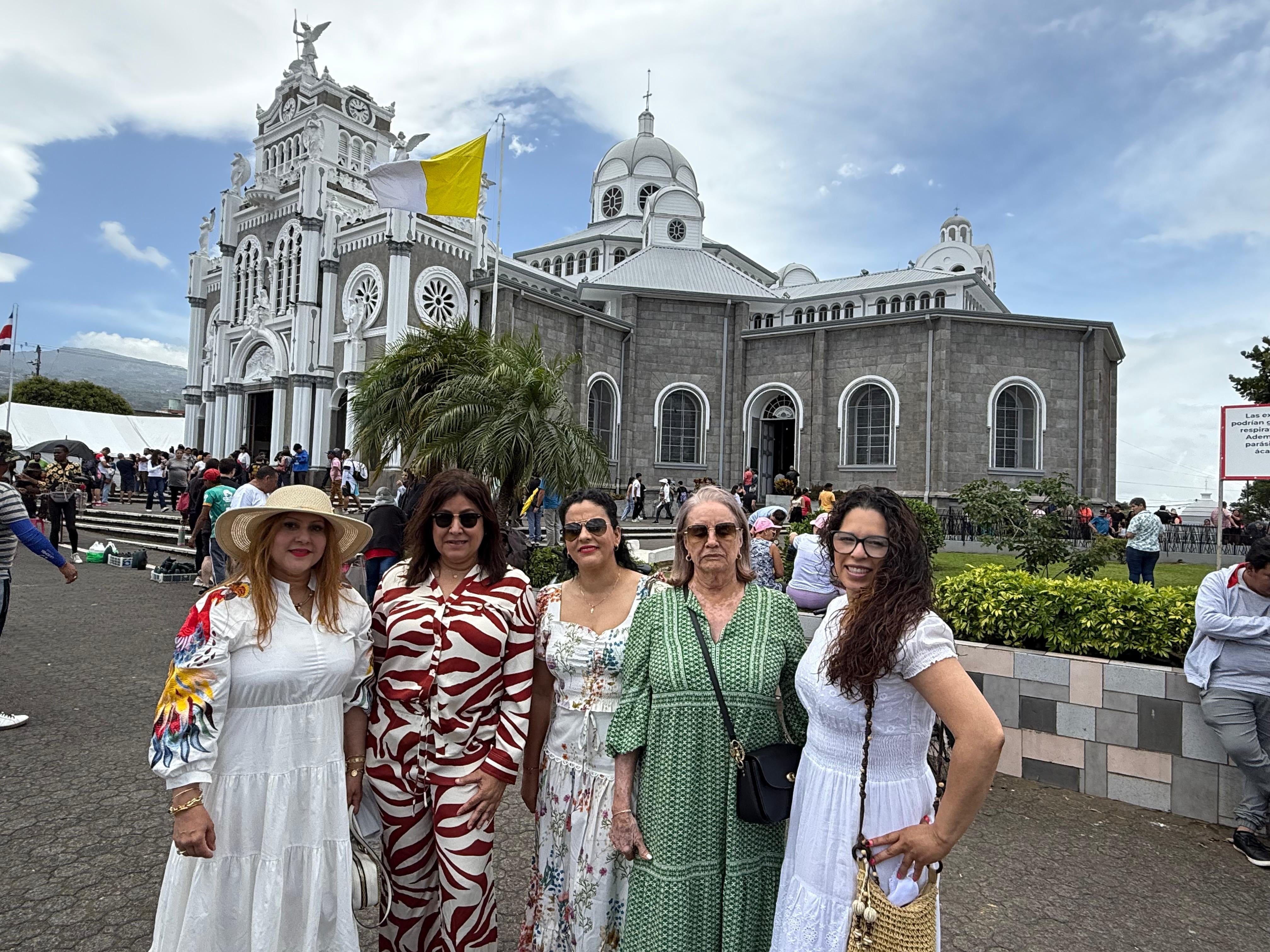 El domingo 20 de julio del 2025 los romeros comenzaron a llegarle a  la Negrita de Cartago. En la foto, un grupo de dominicanas se enamoraron de la Negrita