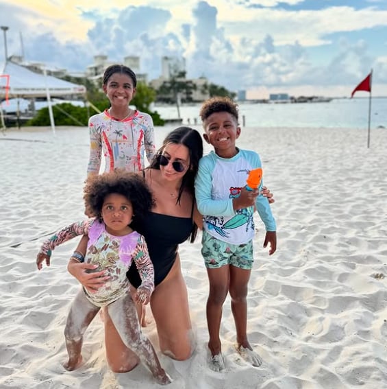 Joel Campbell y su esposa Fernanda Mora y sus hijos Brianna, Jayden y Alaia.