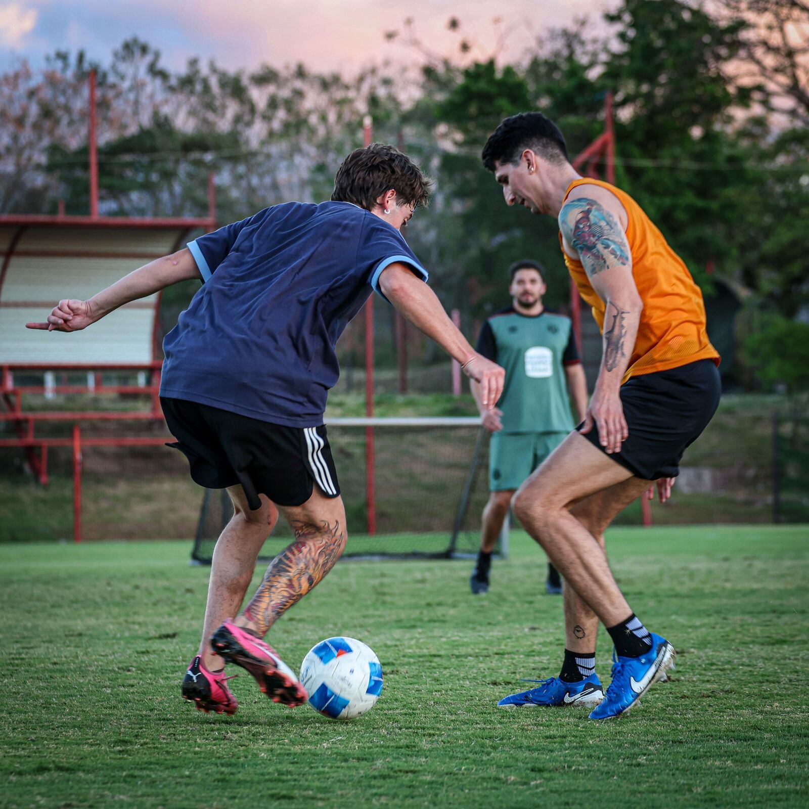 Paulo Londra estuvo este viernes en el Centro de Alto Rendimiento de Alajuelense. Foto: Cortesía LDA
