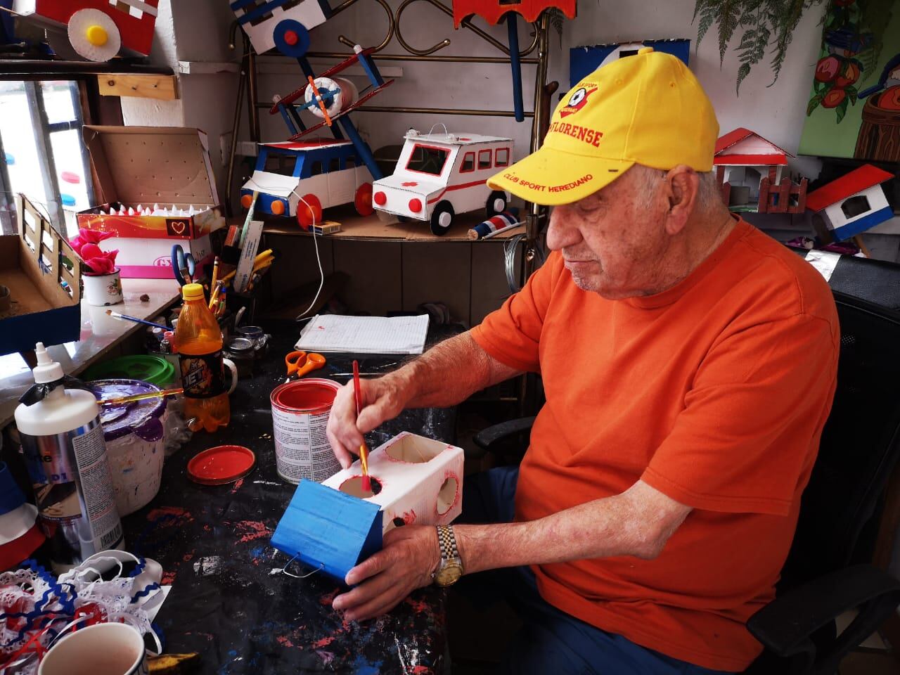 Don Jorge Chaves Lobo, quien tiene 78 años y es vecino de la urbanización La Esperanza de Heredia y este 2023 hizo 820 faroles para venderDon Jorge Chaves Lobo, quien tiene 78 años y es vecino de la urbanización La Esperanza de Heredia y este 2023 hizo 820 faroles para vender