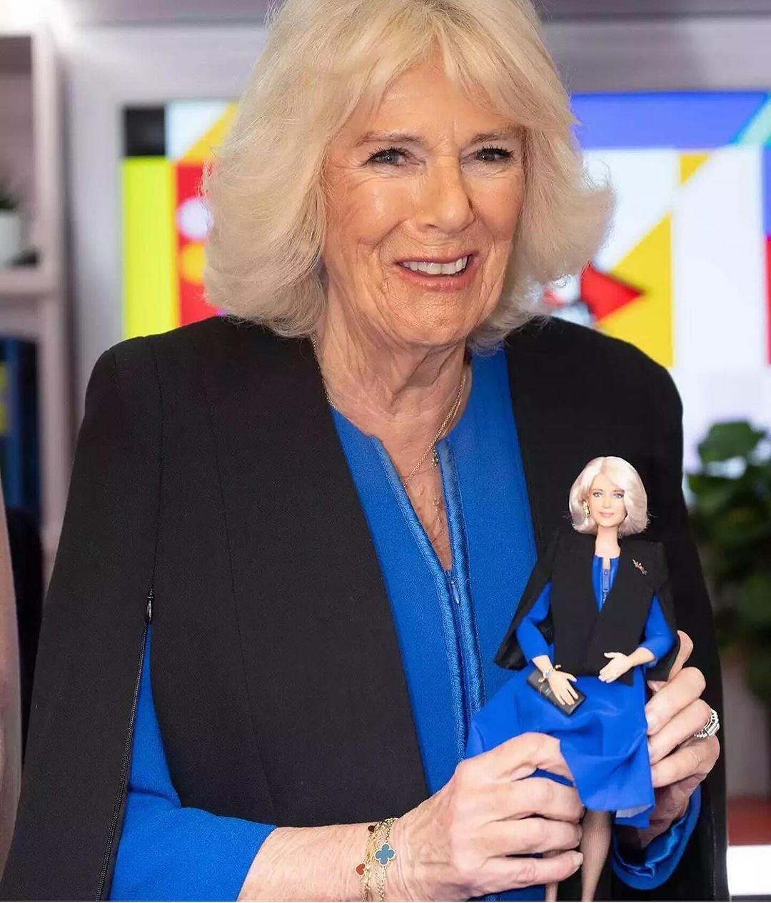 Reina Camila de Inglaterra con su Barbie de Mattel