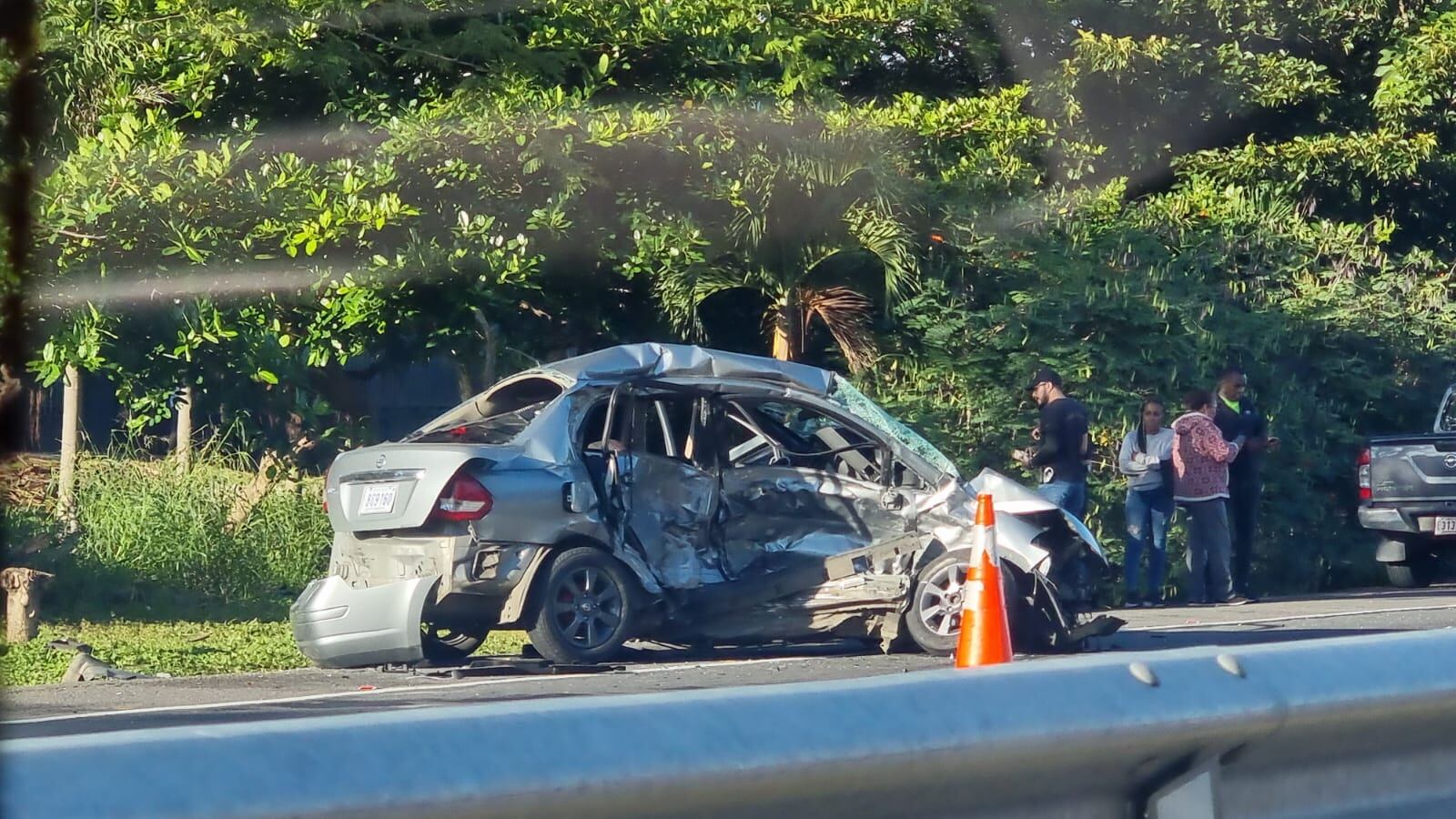 Un choque de dos carros en Orotina, sobre la ruta 27, deja a dos personas fallecidas y cinco graves. Foto: Cortesía para LT