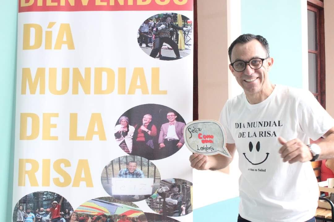 El sicólogo Paul Zamora Salgado es mejor conocido como el “Doctor Sonrisas” porque se ha enfocado en hacer reír al país desde hace más de 30 años al considerar que “la risa ayuda en lo sicológico, físico y social”