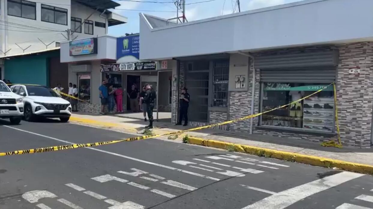 Un hombre de aproximadamente 50 años murió al recibir un balazo en la cabeza. El ataque ocurrió dentro de la joyería Topacio en Liberia, Guanacaste. Foto: Tomada de Guanacaste Informativo