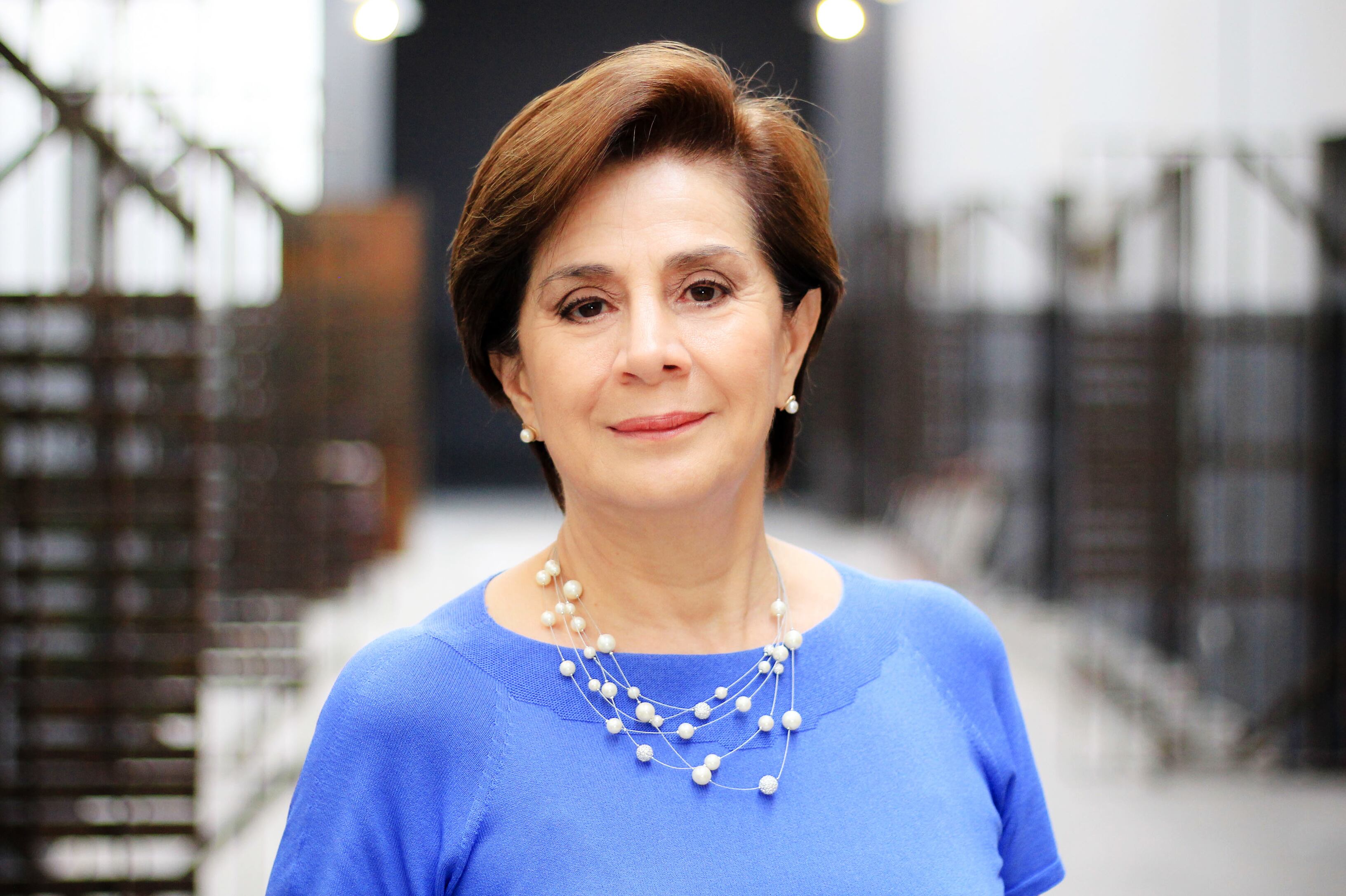 La periodista costarricense, Rita Sibaja, quien ya ganó 3 premios Emmy, está cerca de ganar el cuarto. Desde pequeñita mostró su amor al periodismo tanto así que en estudio de televisión del Museo de los NIños entrevistó a su papá