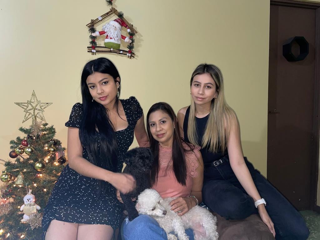 Yara Márquez es de origen nicaragüense y en Costa Rica tiene un emprendimiento con la confección de prendas para sobrevivientes de cáncer de mama.