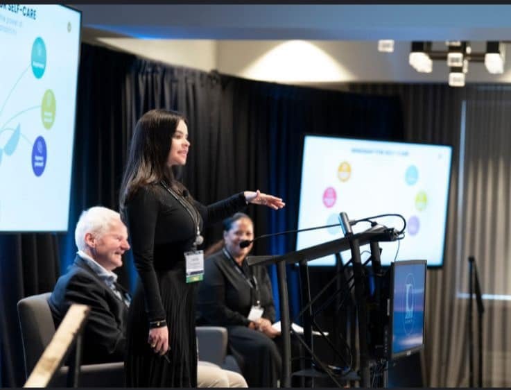 La doctora Layla Sarquis Hernandez emigró a Estados Unidos, ahí perdió el reconocimiento de su licenciatura y decidió no rendirse: hoy es autora, consultora y ejemplo del empuje tico. Escribió el libro “Rompiendo el ciclo de la Niña Buena: Deja de Complacer y Empieza a Vivir”.