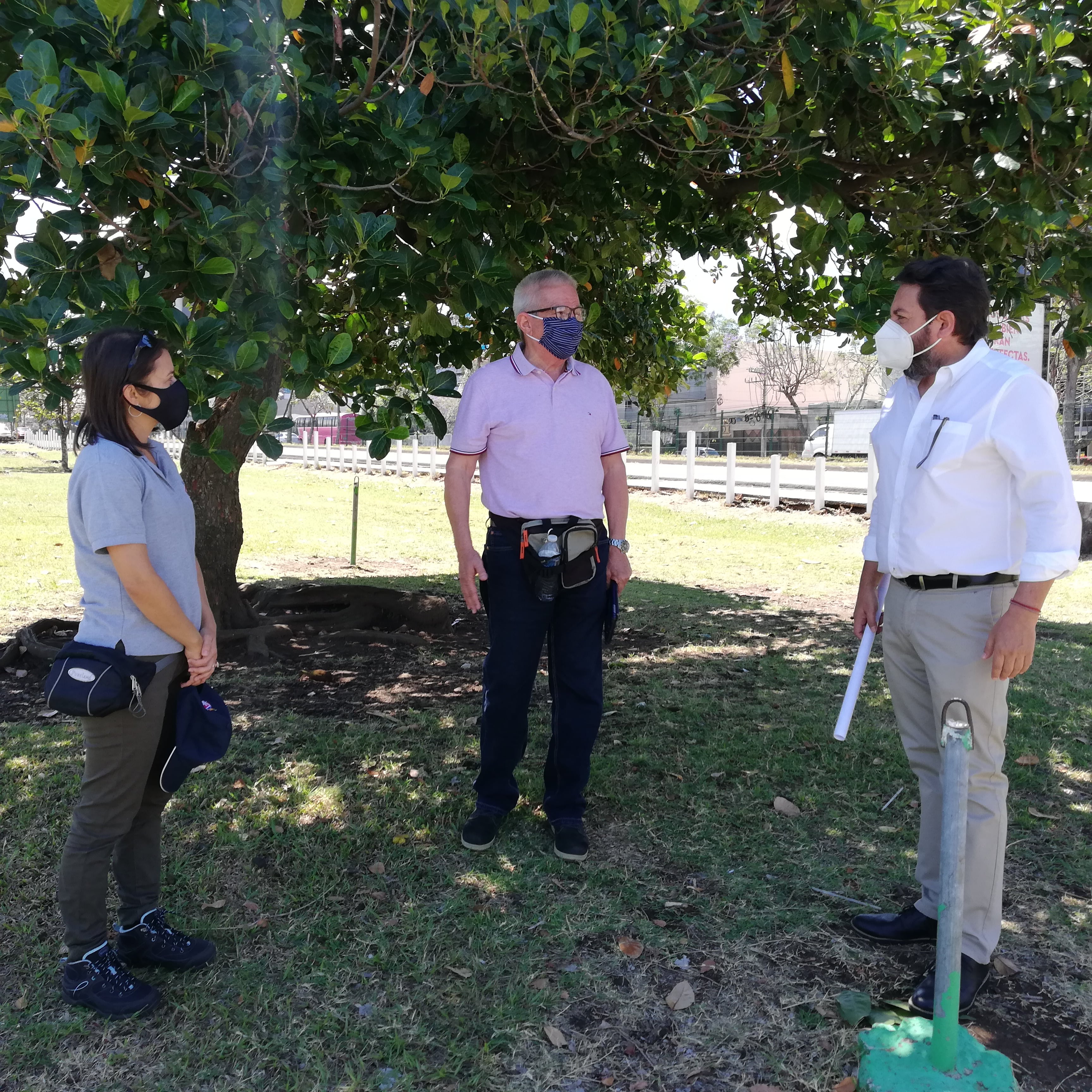 El lago de La Sabana se seca en verano y las autoridades nacionales buscan darle solución. En la foto, Vivian Ortega Chacón, del departamento de planificación del icoder, don Francisco Chavarría, papá del lago y José Antonio Quesada, hijo del ingeniero que diseñó La Sabana.