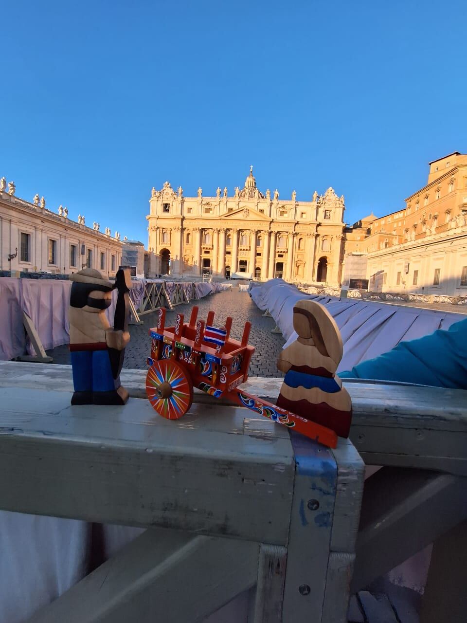 En el puro corazón y las raíces de Sarchí la artesana, Cinthya Soto Murillo, fabricó un pasito muy, pero muy a la tica el cual se exhibe en el puro corazón del Vaticano desde el pasado 8 de diciembre.