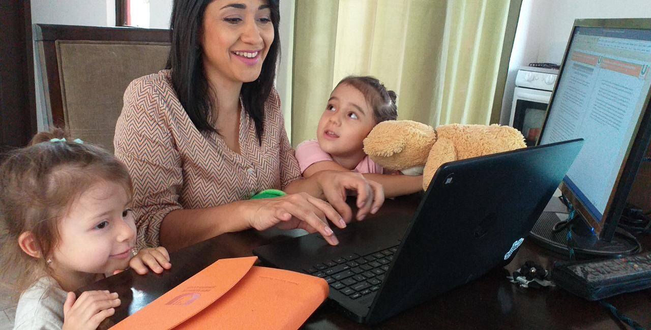 Angie López Briceño, hace teletrabajo con sus hijas en la casa. En la foto le acompaña su esposo, Douglas Murillo y sus hijas Lucía de 2 años y Fátima de 5.