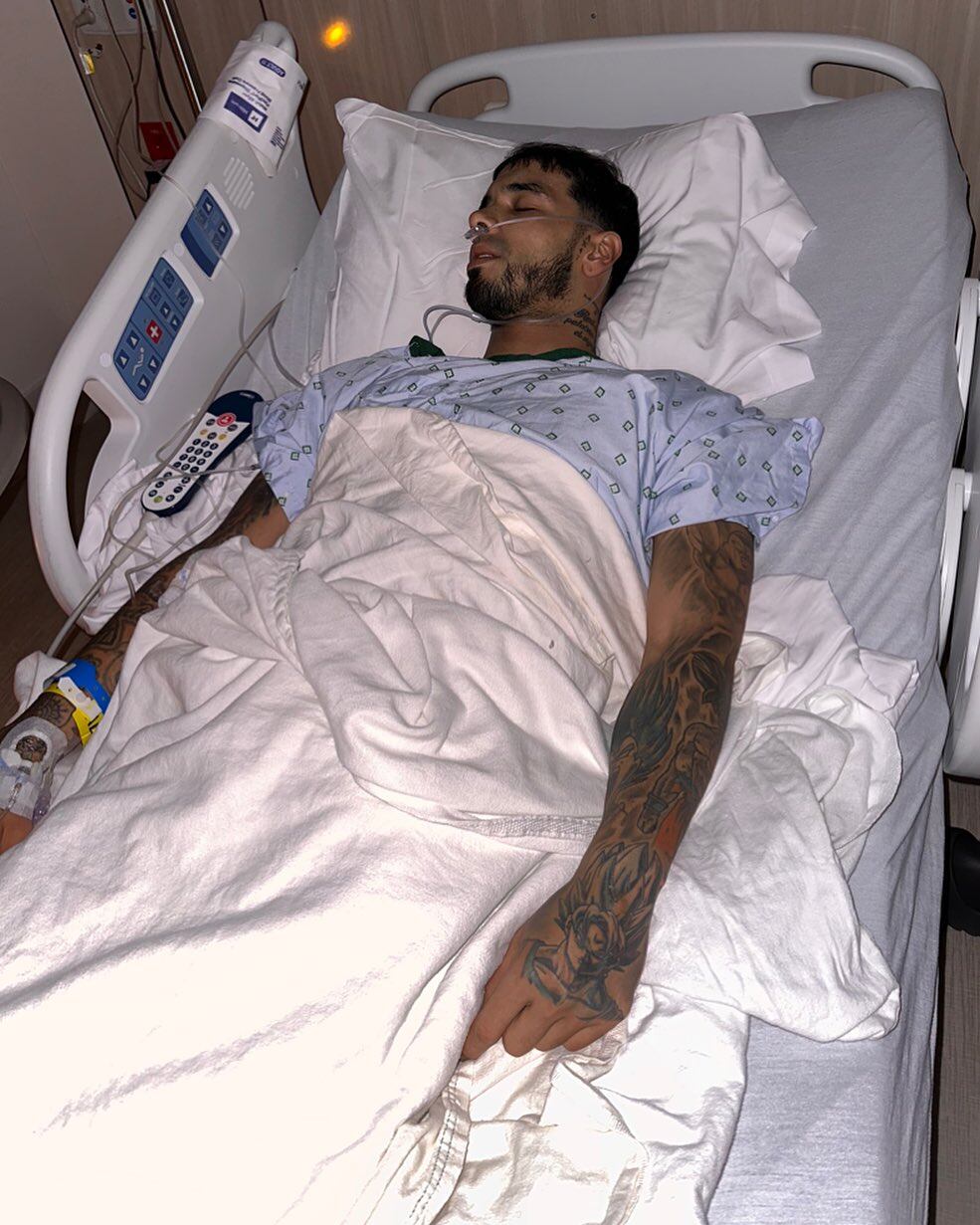 El cantante Anuel fue operado de emergencia.